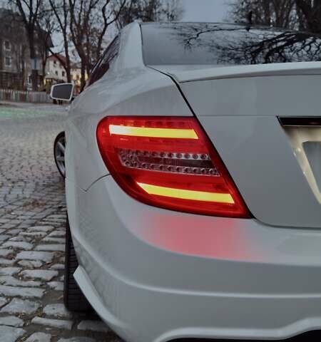 Белый Мерседес Ц-Класс, объемом двигателя 1.8 л и пробегом 189 тыс. км за 15400 $, фото 3 на Automoto.ua