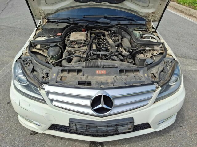 Белый Мерседес Ц-Класс, объемом двигателя 2.2 л и пробегом 156 тыс. км за 2900 $, фото 6 на Automoto.ua