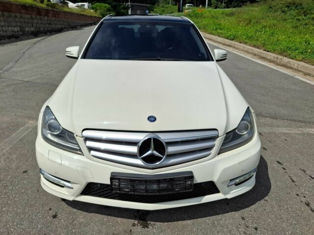 Белый Мерседес Ц-Класс, объемом двигателя 2.2 л и пробегом 156 тыс. км за 2900 $, фото 1 на Automoto.ua