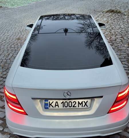 Белый Мерседес Ц-Класс, объемом двигателя 1.8 л и пробегом 189 тыс. км за 15400 $, фото 4 на Automoto.ua