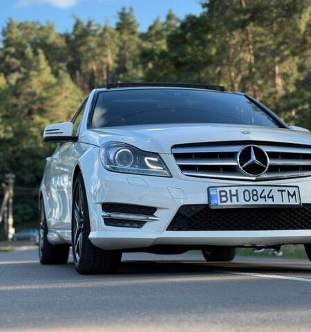 Белый Мерседес Ц-Класс, объемом двигателя 2.2 л и пробегом 257 тыс. км за 13500 $, фото 2 на Automoto.ua