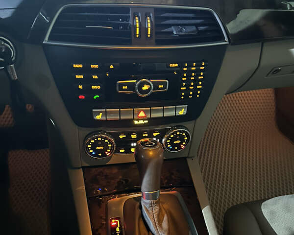 Белый Мерседес Ц-Класс, объемом двигателя 1.8 л и пробегом 200 тыс. км за 13000 $, фото 1 на Automoto.ua