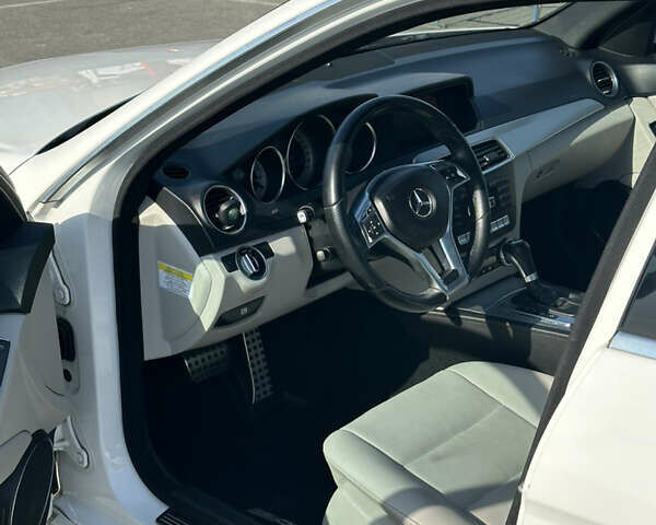 Белый Мерседес Ц-Класс, объемом двигателя 1.8 л и пробегом 240 тыс. км за 12999 $, фото 15 на Automoto.ua