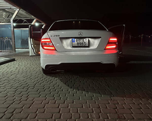 Белый Мерседес Ц-Класс, объемом двигателя 1.8 л и пробегом 200 тыс. км за 13000 $, фото 12 на Automoto.ua