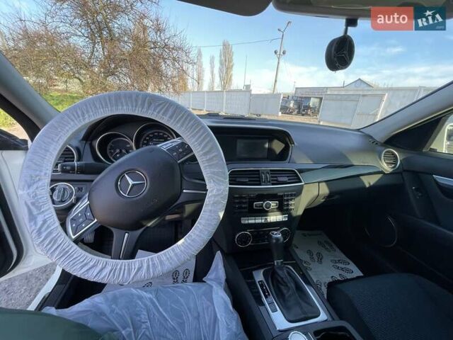 Белый Мерседес Ц-Класс, объемом двигателя 2.14 л и пробегом 160 тыс. км за 14500 $, фото 16 на Automoto.ua