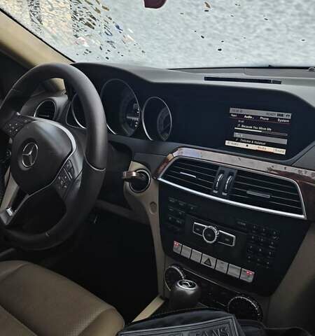 Белый Мерседес Ц-Класс, объемом двигателя 3.5 л и пробегом 197 тыс. км за 14950 $, фото 4 на Automoto.ua