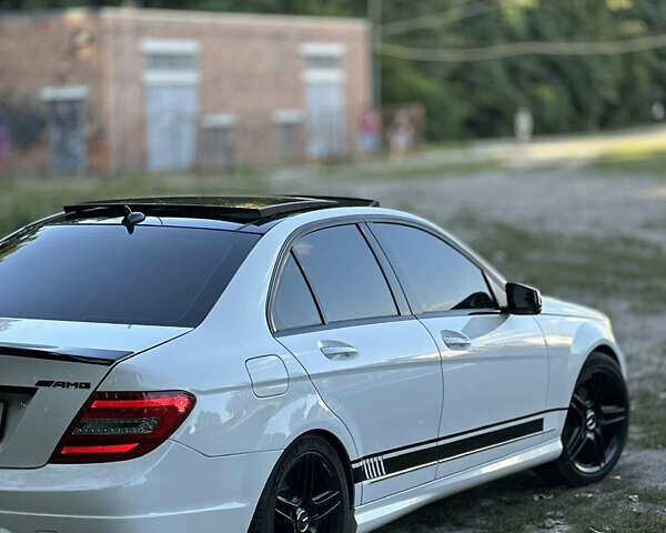 Белый Мерседес Ц-Класс, объемом двигателя 1.8 л и пробегом 229 тыс. км за 12777 $, фото 6 на Automoto.ua