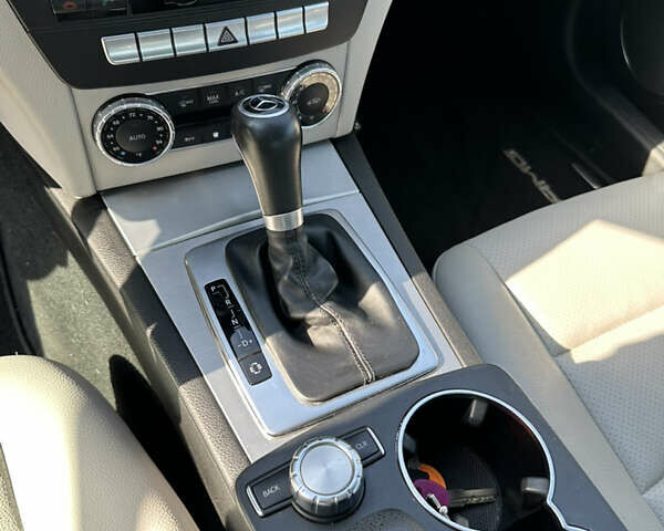 Белый Мерседес Ц-Класс, объемом двигателя 1.8 л и пробегом 240 тыс. км за 12999 $, фото 12 на Automoto.ua