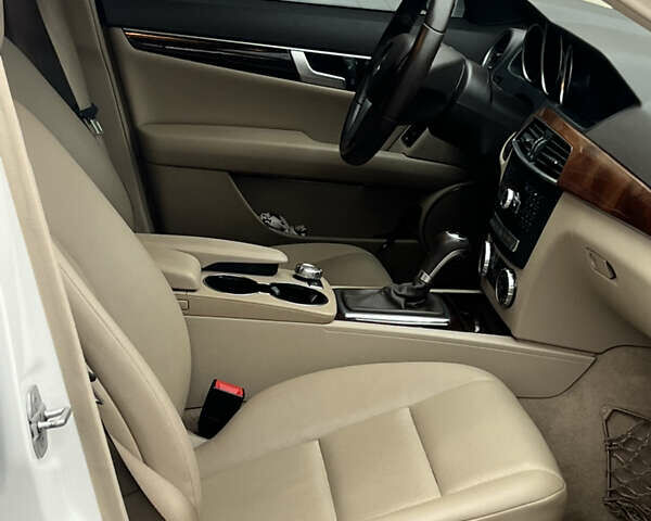 Белый Мерседес Ц-Класс, объемом двигателя 1.8 л и пробегом 220 тыс. км за 12300 $, фото 11 на Automoto.ua