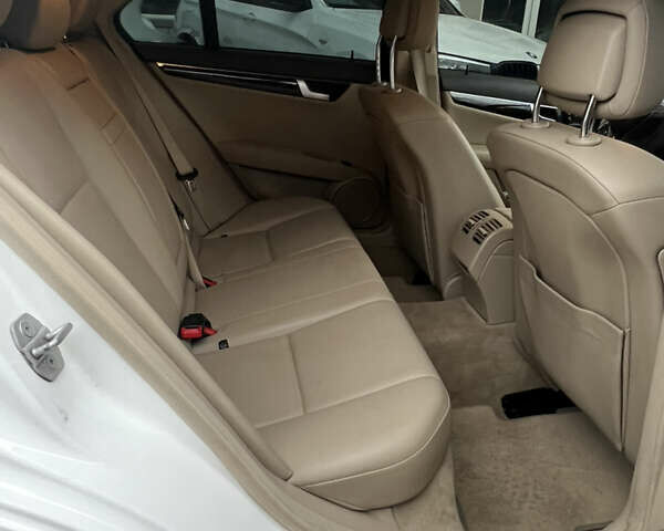 Белый Мерседес Ц-Класс, объемом двигателя 1.8 л и пробегом 220 тыс. км за 12300 $, фото 13 на Automoto.ua