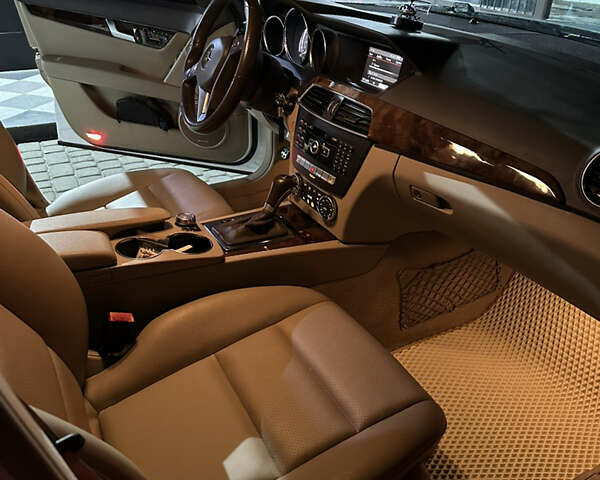 Белый Мерседес Ц-Класс, объемом двигателя 1.8 л и пробегом 200 тыс. км за 13000 $, фото 10 на Automoto.ua