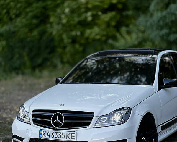 Белый Мерседес Ц-Класс, объемом двигателя 1.8 л и пробегом 229 тыс. км за 12777 $, фото 1 на Automoto.ua
