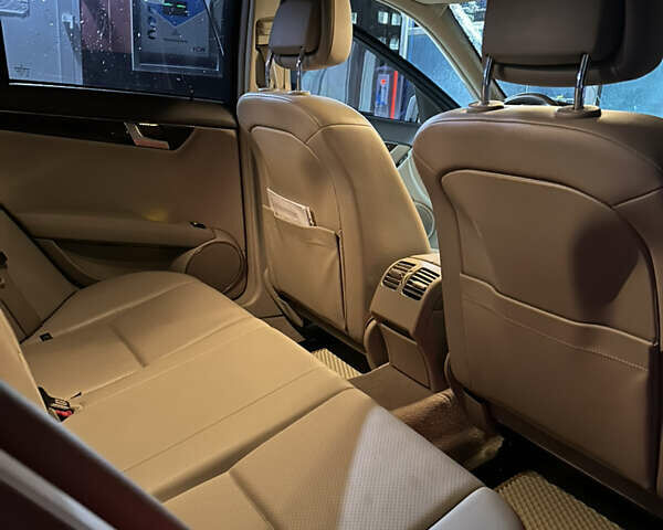 Белый Мерседес Ц-Класс, объемом двигателя 1.8 л и пробегом 200 тыс. км за 13000 $, фото 9 на Automoto.ua