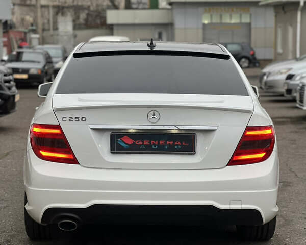 Белый Мерседес Ц-Класс, объемом двигателя 1.8 л и пробегом 220 тыс. км за 12300 $, фото 42 на Automoto.ua