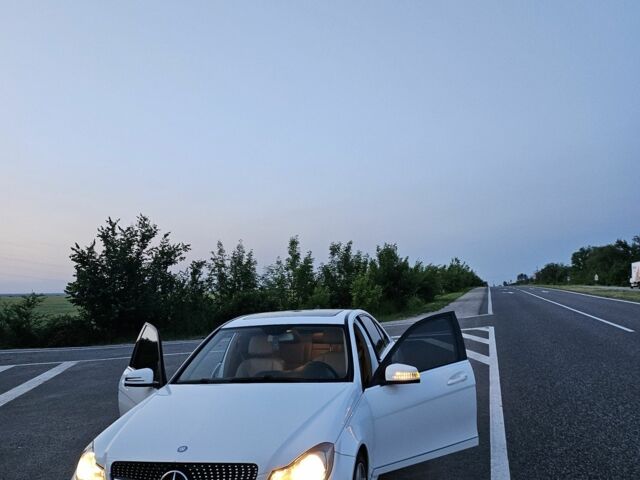 Белый Мерседес Ц-Класс, объемом двигателя 3.5 л и пробегом 190 тыс. км за 14500 $, фото 3 на Automoto.ua