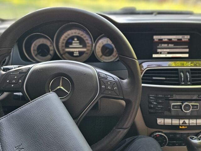 Белый Мерседес Ц-Класс, объемом двигателя 3.5 л и пробегом 190 тыс. км за 14500 $, фото 6 на Automoto.ua