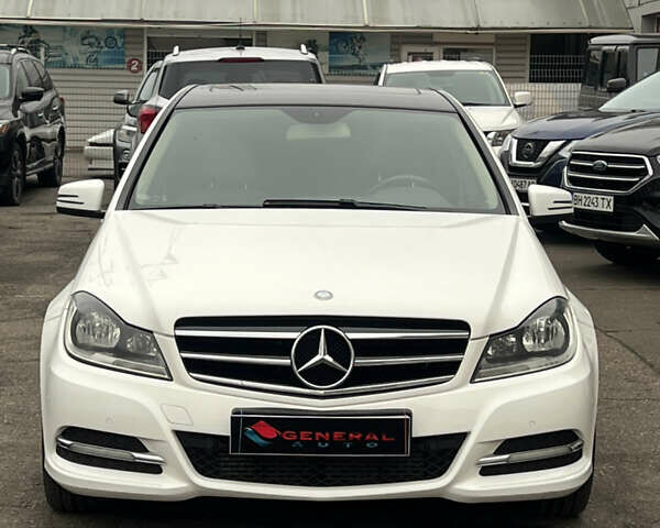 Белый Мерседес Ц-Класс, объемом двигателя 1.8 л и пробегом 220 тыс. км за 12300 $, фото 1 на Automoto.ua