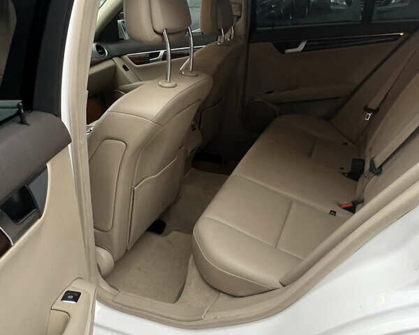 Белый Мерседес Ц-Класс, объемом двигателя 1.8 л и пробегом 220 тыс. км за 12300 $, фото 17 на Automoto.ua