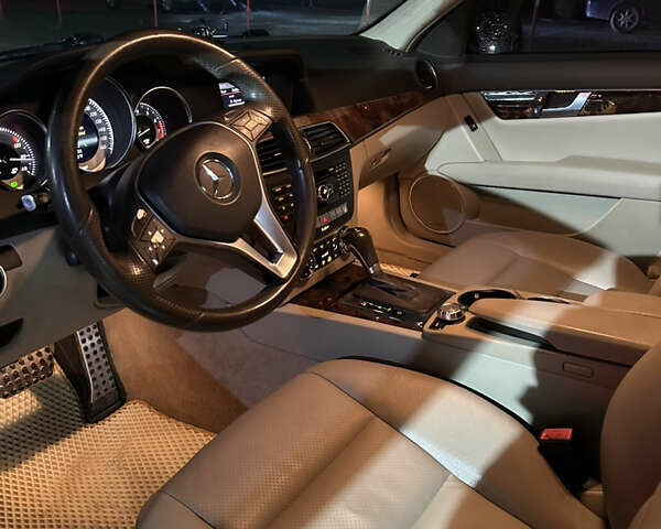 Белый Мерседес Ц-Класс, объемом двигателя 1.8 л и пробегом 200 тыс. км за 13000 $, фото 5 на Automoto.ua