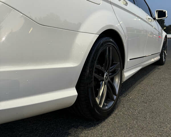 Белый Мерседес Ц-Класс, объемом двигателя 1.8 л и пробегом 165 тыс. км за 13800 $, фото 2 на Automoto.ua