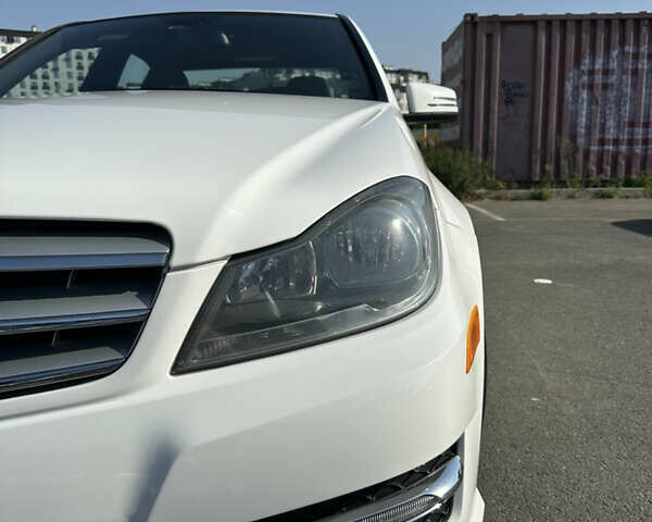 Белый Мерседес Ц-Класс, объемом двигателя 1.8 л и пробегом 240 тыс. км за 12999 $, фото 2 на Automoto.ua