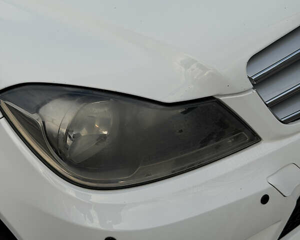 Белый Мерседес Ц-Класс, объемом двигателя 1.8 л и пробегом 195 тыс. км за 12500 $, фото 5 на Automoto.ua