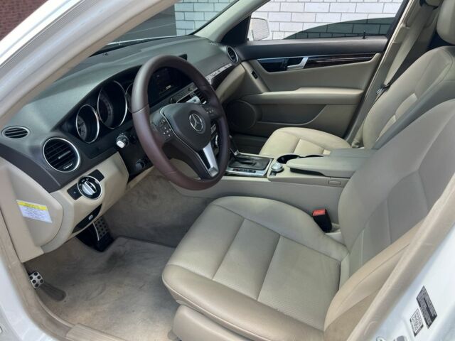 Белый Мерседес Ц-Класс, объемом двигателя 1.8 л и пробегом 138 тыс. км за 15000 $, фото 7 на Automoto.ua