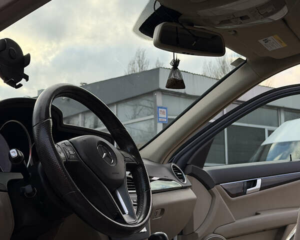 Белый Мерседес Ц-Класс, объемом двигателя 1.8 л и пробегом 195 тыс. км за 12500 $, фото 12 на Automoto.ua