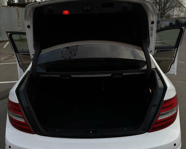 Белый Мерседес Ц-Класс, объемом двигателя 1.8 л и пробегом 195 тыс. км за 12500 $, фото 21 на Automoto.ua