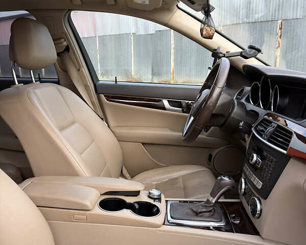 Белый Мерседес Ц-Класс, объемом двигателя 1.8 л и пробегом 195 тыс. км за 12500 $, фото 11 на Automoto.ua