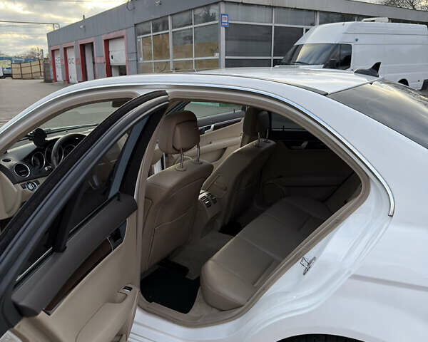 Белый Мерседес Ц-Класс, объемом двигателя 1.8 л и пробегом 195 тыс. км за 12500 $, фото 17 на Automoto.ua