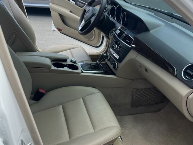 Белый Мерседес Ц-Класс, объемом двигателя 1.8 л и пробегом 138 тыс. км за 15000 $, фото 3 на Automoto.ua