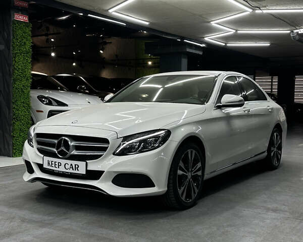 Белый Мерседес Ц-Класс, объемом двигателя 2 л и пробегом 88 тыс. км за 20000 $, фото 3 на Automoto.ua