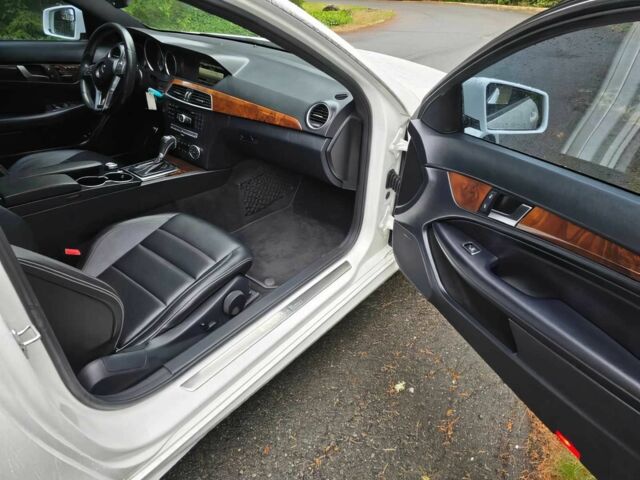 Белый Мерседес Ц-Класс, объемом двигателя 1.8 л и пробегом 81 тыс. км за 8000 $, фото 7 на Automoto.ua