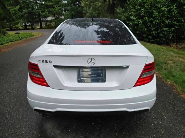 Белый Мерседес Ц-Класс, объемом двигателя 1.8 л и пробегом 81 тыс. км за 8000 $, фото 4 на Automoto.ua