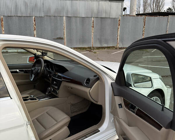 Белый Мерседес Ц-Класс, объемом двигателя 1.8 л и пробегом 195 тыс. км за 12500 $, фото 10 на Automoto.ua