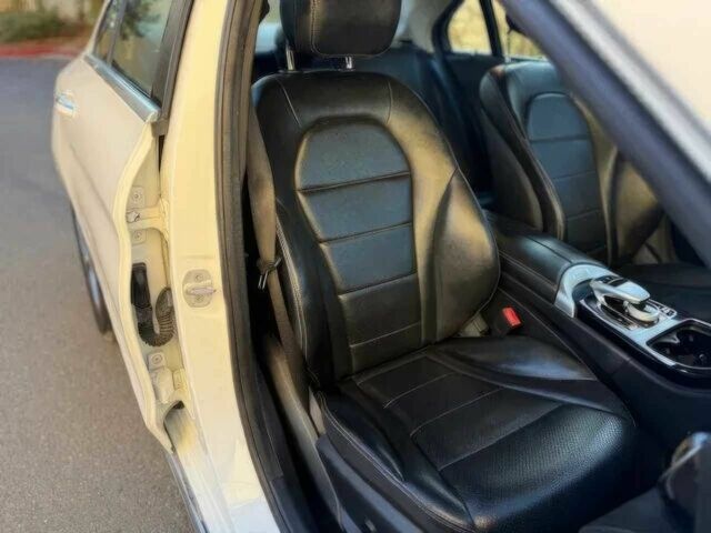 Белый Мерседес Ц-Класс, объемом двигателя 2 л и пробегом 79 тыс. км за 2450 $, фото 7 на Automoto.ua