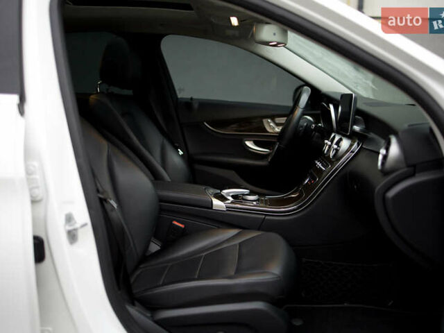 Белый Мерседес Ц-Класс, объемом двигателя 2 л и пробегом 166 тыс. км за 19000 $, фото 52 на Automoto.ua