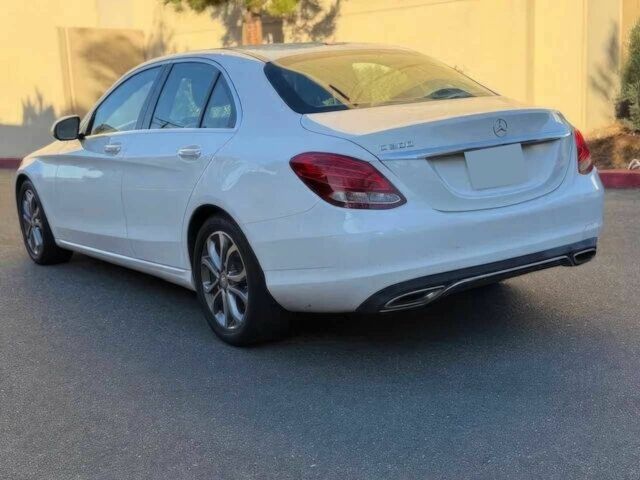 Белый Мерседес Ц-Класс, объемом двигателя 2 л и пробегом 79 тыс. км за 2450 $, фото 3 на Automoto.ua