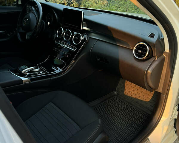 Белый Мерседес Ц-Класс, объемом двигателя 2.14 л и пробегом 250 тыс. км за 19999 $, фото 27 на Automoto.ua