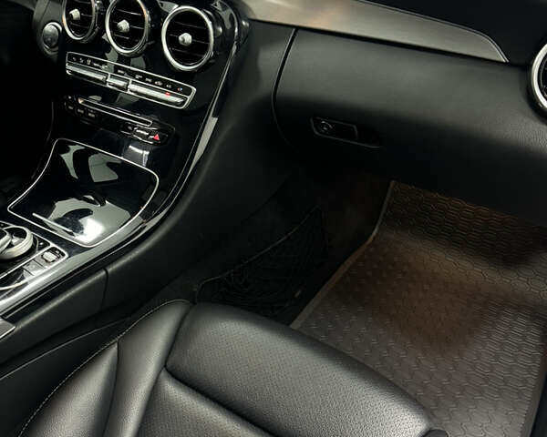 Белый Мерседес Ц-Класс, объемом двигателя 2.14 л и пробегом 144 тыс. км за 27000 $, фото 10 на Automoto.ua