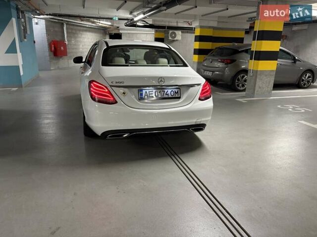 Белый Мерседес Ц-Класс, объемом двигателя 1.99 л и пробегом 153 тыс. км за 20000 $, фото 4 на Automoto.ua