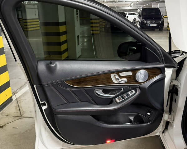 Белый Мерседес Ц-Класс, объемом двигателя 3 л и пробегом 175 тыс. км за 35600 $, фото 6 на Automoto.ua