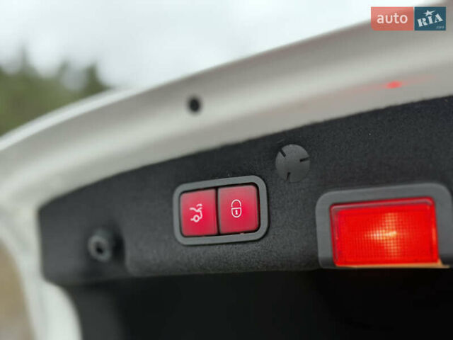 Белый Мерседес Ц-Класс, объемом двигателя 2 л и пробегом 97 тыс. км за 26999 $, фото 38 на Automoto.ua