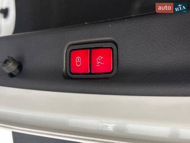 Білий Мерседес Ц-Клас, об'ємом двигуна 2 л та пробігом 36 тис. км за 39990 $, фото 47 на Automoto.ua