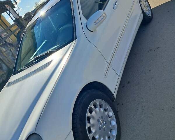 Белый Мерседес Ц-Класс, объемом двигателя 2.5 л и пробегом 200 тыс. км за 6500 $, фото 6 на Automoto.ua