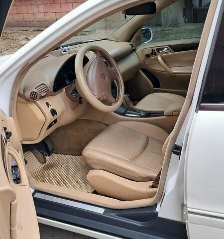 Мерседес Ц-Класс 2004 в Ивано-Франковске на Automoto.ua Белый Мерседес Ц-Класс, объемом двигателя 2.5 л и пробегом 200 тыс. км за 7400 $, фото 2 на Automoto.ua