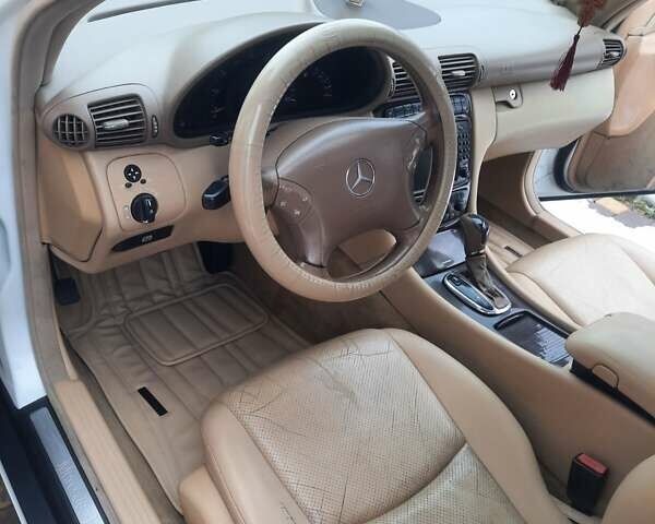 Белый Мерседес Ц-Класс, объемом двигателя 2.6 л и пробегом 240 тыс. км за 7000 $, фото 10 на Automoto.ua