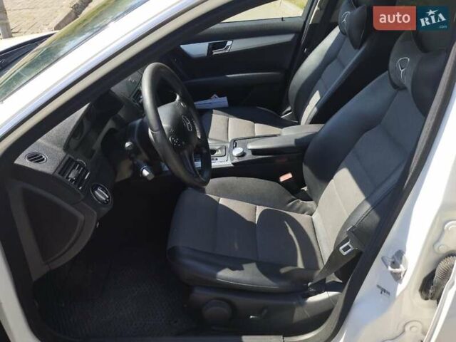 Білий Мерседес Ц-Клас, об'ємом двигуна 2.2 л та пробігом 307 тис. км за 9988 $, фото 2 на Automoto.ua