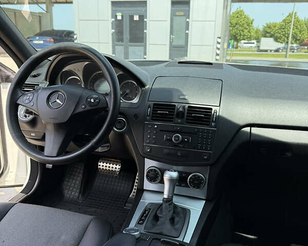Білий Мерседес Ц-Клас, об'ємом двигуна 3 л та пробігом 302 тис. км за 8999 $, фото 37 на Automoto.ua